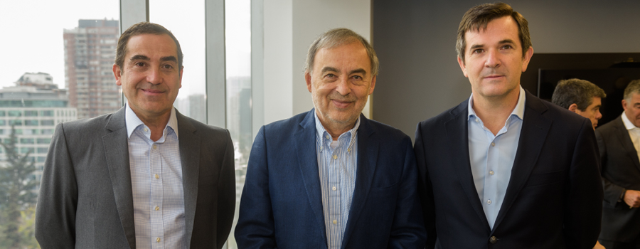 gRodrigo Roblero,gerente general DCV; Alfonso Gómez, director Banco Santander Chile; y Alejandro Bezanilla, director general AFP Habitat.